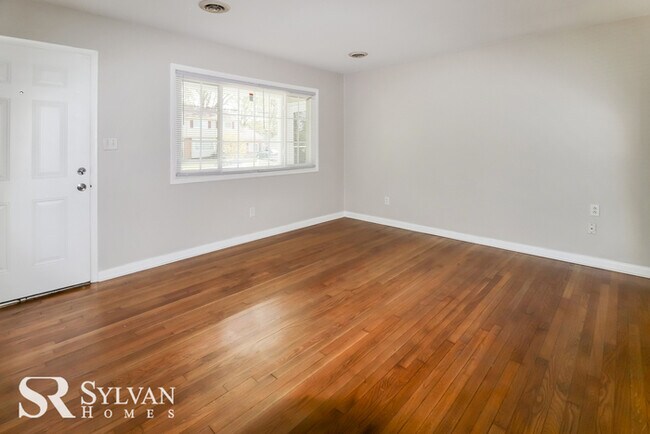 Building Photo - This cute home is waiting for you!