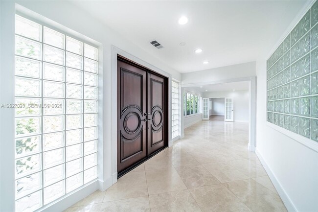 Building Photo - 9835 W Broadview Dr