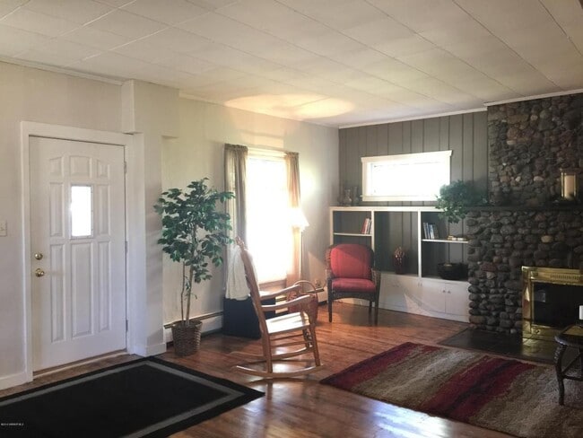 Building Photo - 1100 Bemidji Ave N