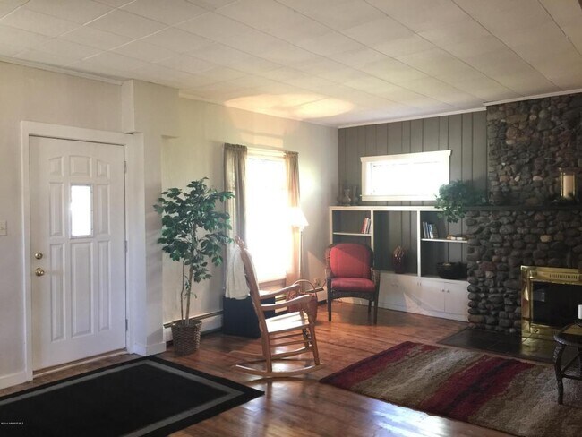 Foto del edificio - 1100 Bemidji Ave N