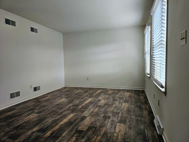 Building Photo - 88 Robinhill Dr