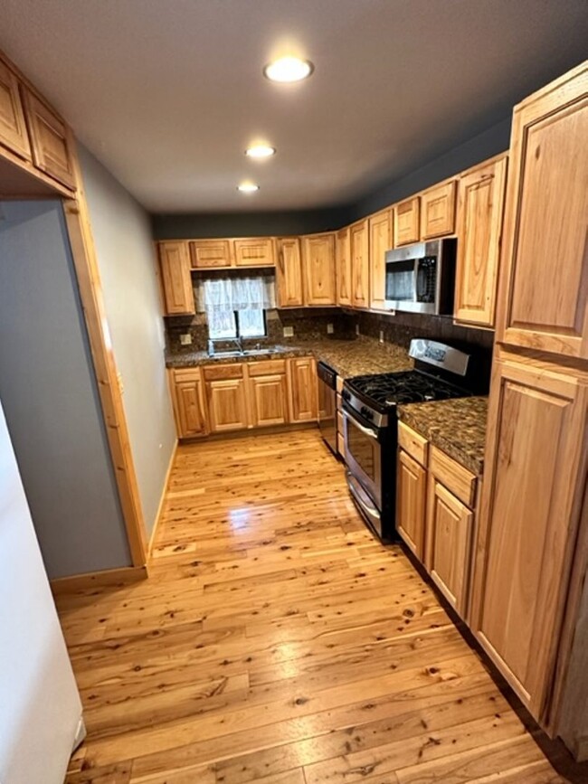 Building Photo - Lovely 3Bd Cabin style home in a quiet nei...