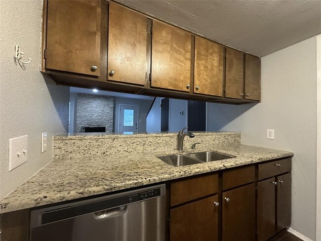 Foto del edificio - 1305 Camp Craft Rd