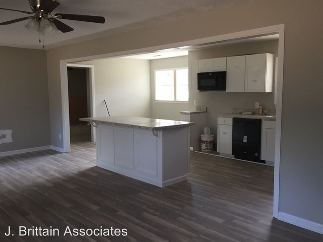 Building Photo - 839 Forest Hills Dr