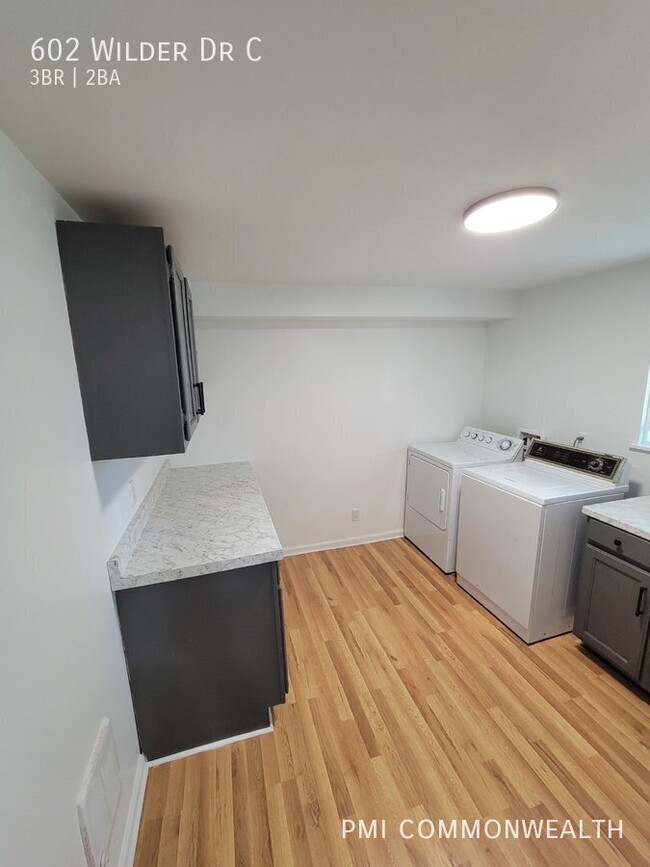 Building Photo - 3 Bed / 2 Bath Apartment (Available 4/10/25)