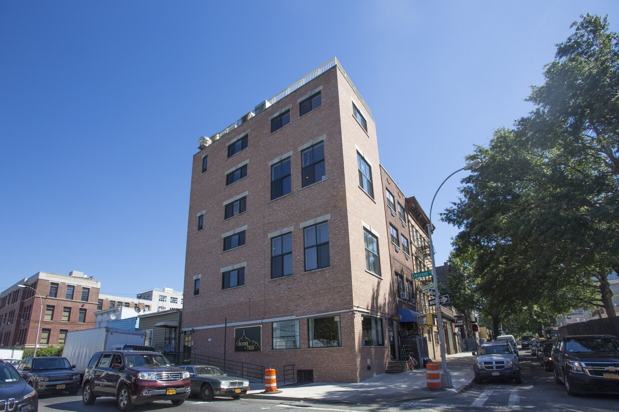 External Building View: 3945-3949 Crescent St - 3945-3949 Crescent St