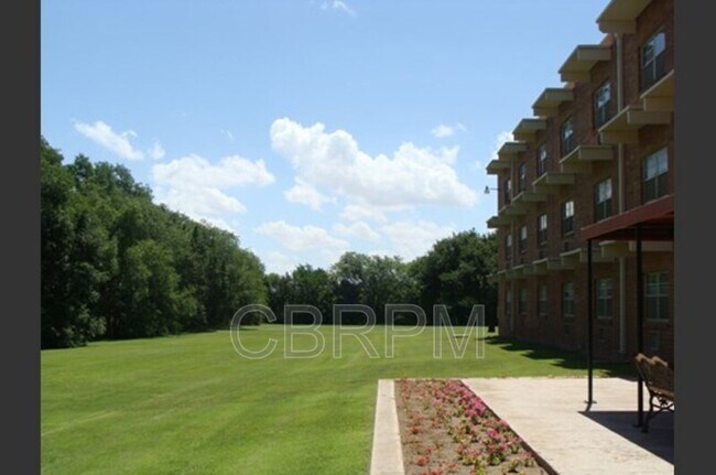 Building Photo - 2601 York Ave