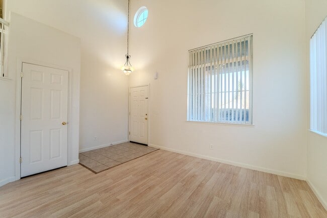 Foto del edificio - ? Spacious 4-Bedroom, 2.5-Bathroom Home in...