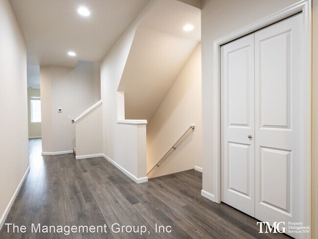 Building Photo - 4 br, 3.5 bath House - 3818 NE 62nd Street