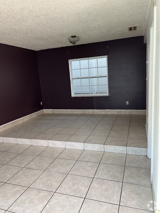 Building Photo - 5653 Townhouse Dr