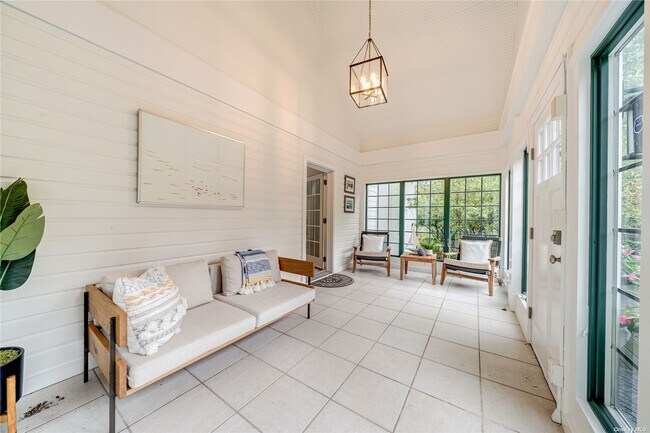 Foto del edificio - 1129 Old Sag Harbor Rd