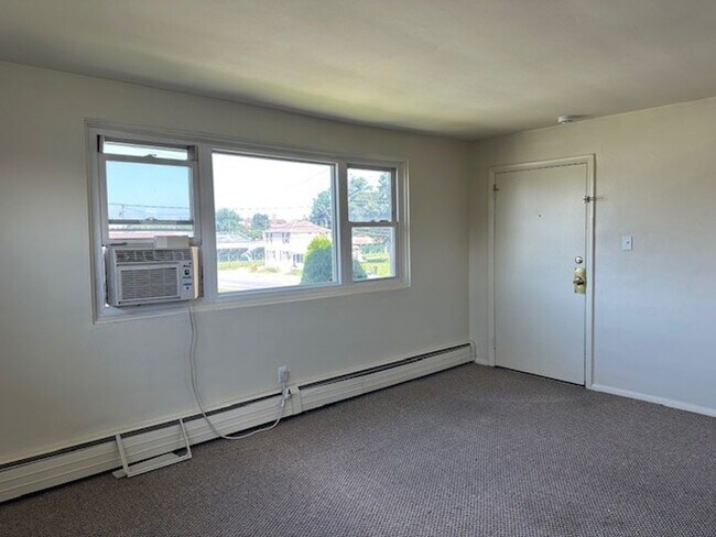 Building Photo - 150 Adelia St