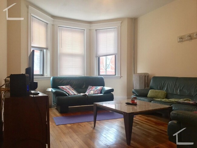 Foto del edificio - Large Fully Renovated Unit On Cleveland Ci...