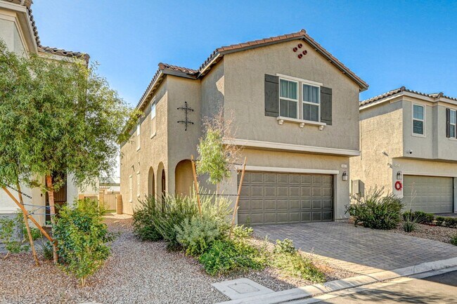 Building Photo - AMAZING 2 Story, 5 Bedroom Home in Gated c...