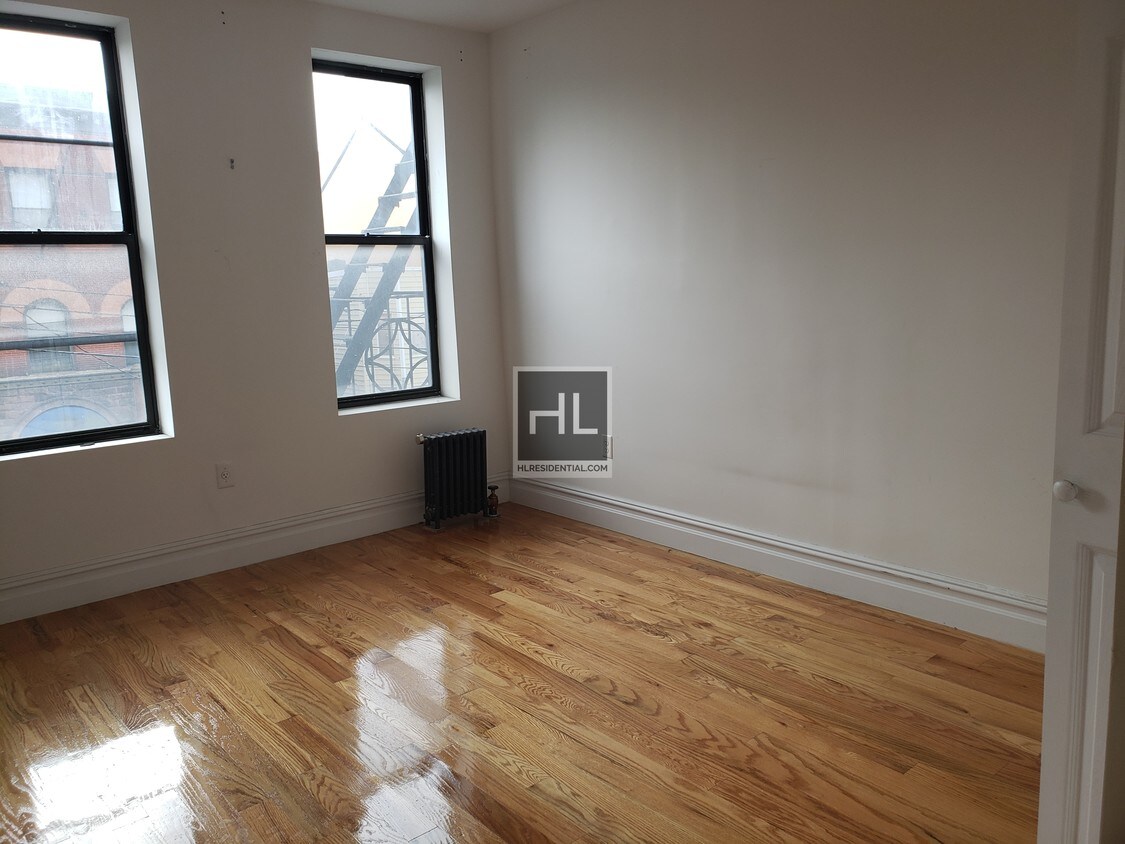 Building Photo - No Fee Two Bedrooms in Astoria, NY