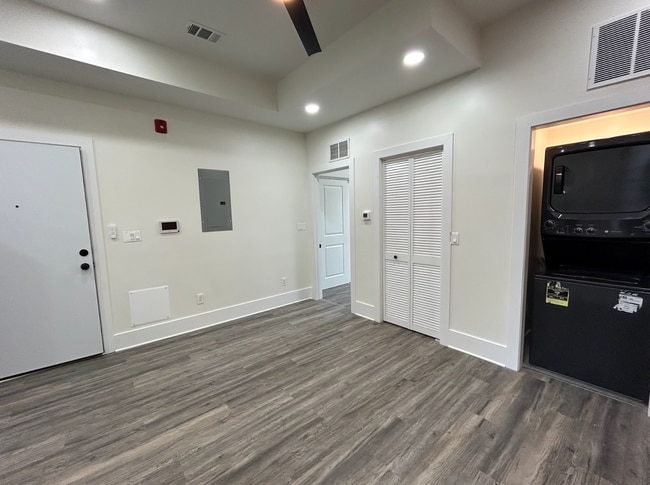 Building Photo - Modern Living Just Steps from Temple Unive...