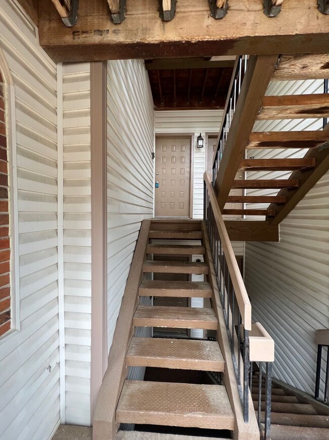 Building Photo - Private Charming Apartment!