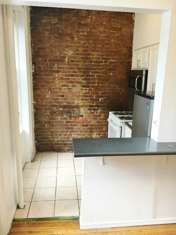 Building Photo - 370 W 46th St