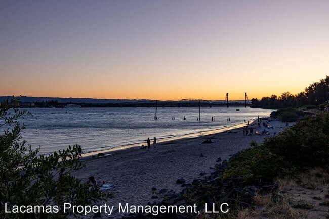Building Photo - 4 br, 3.5 bath House - 1724 SE Columbia Ri...