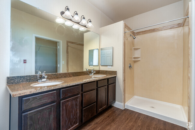 2 habitaciones, 2 baños, 850 pies cuadrados, baño - Pioneer Crossing Burkburnett Seniors