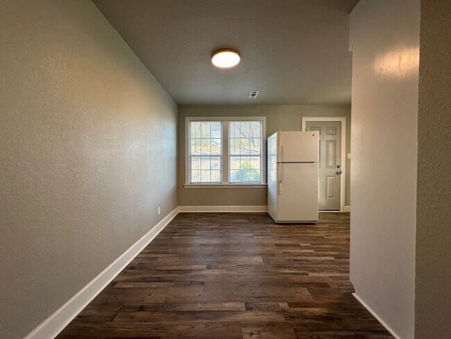 Foto del edificio - 4221 Jenny Lind Rd