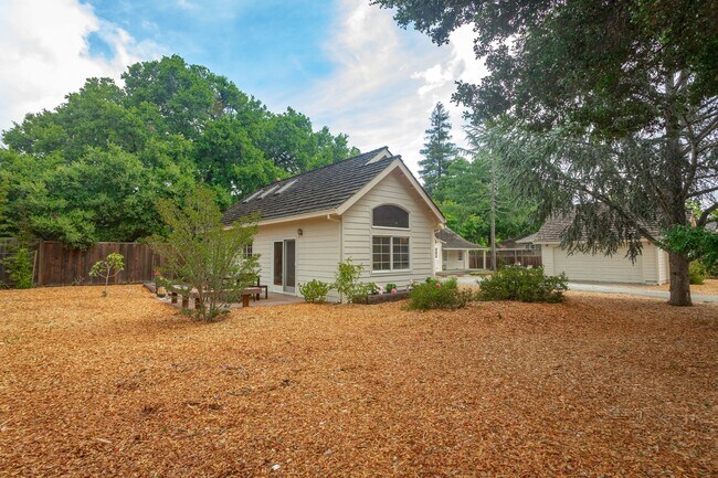Building Photo - Beautifully Remodeled Cottage In great Los...
