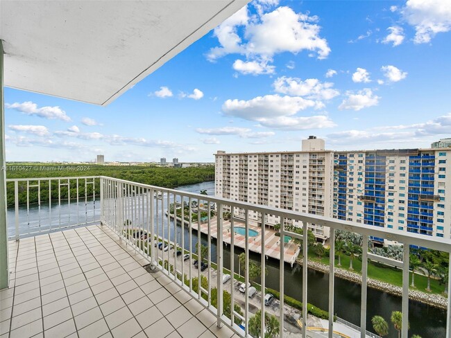 Foto del edificio - 500 Bayview Dr