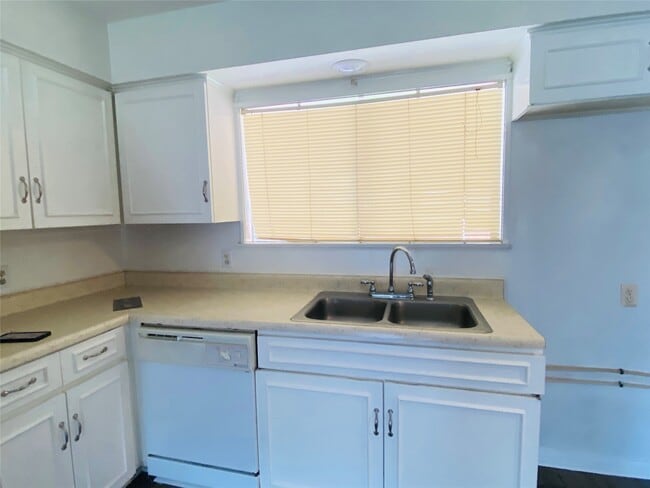 Building Photo - 1503 Bayou Dr