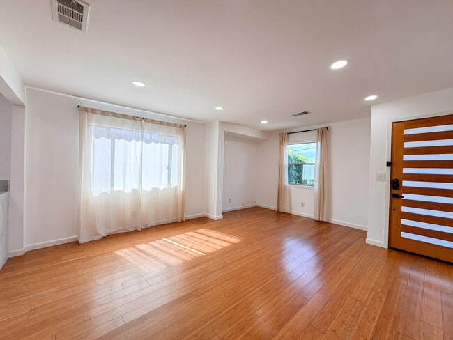 Building Photo - 958 Camulos St