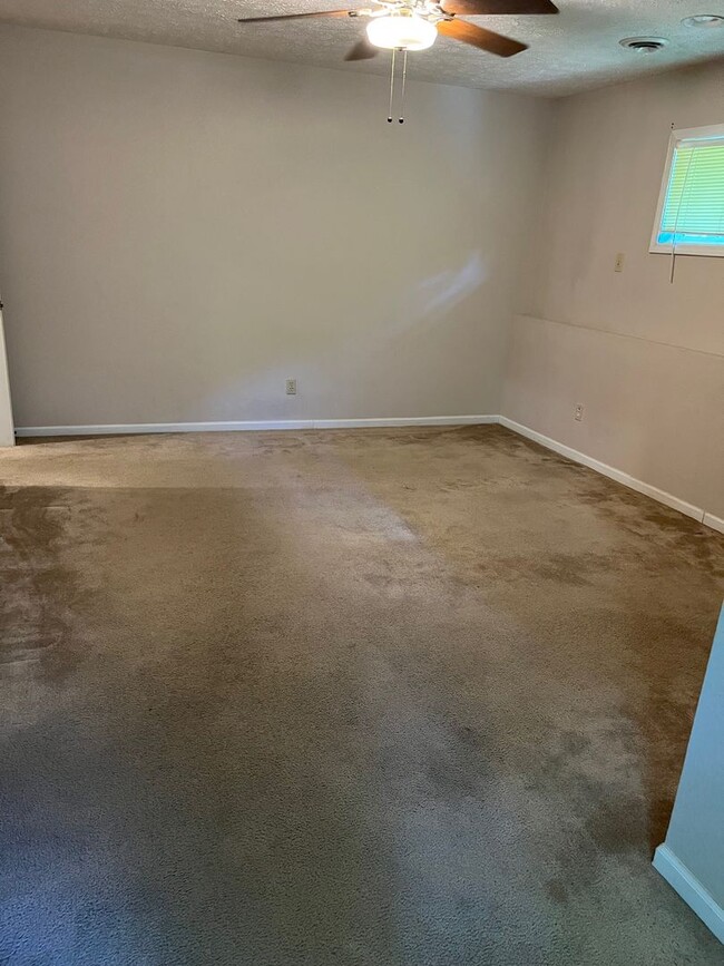 Building Photo - 3 bedroom 2 bath Duplex with 2 car garage