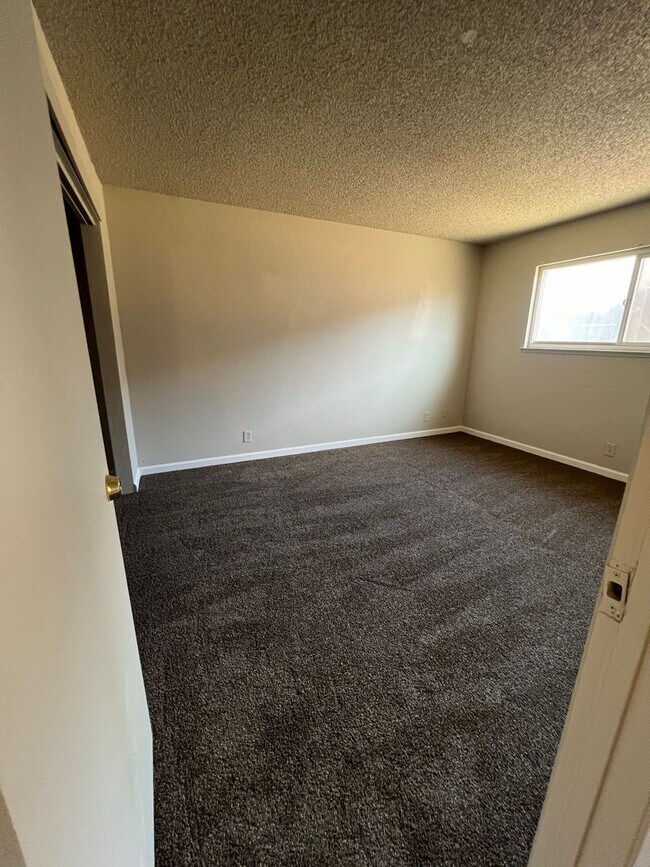 Building Photo - 6320  Lignos 5505-07 Missie