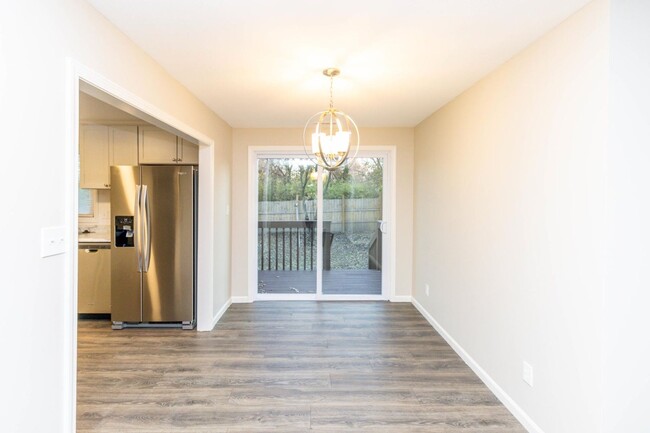 Building Photo - 3 bd/1ba fenced in backyard 1400 Hunt Ct
