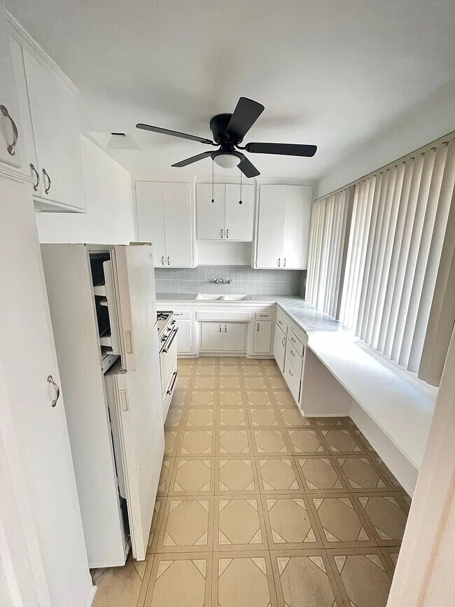 Building Photo - 14906 Dickens St