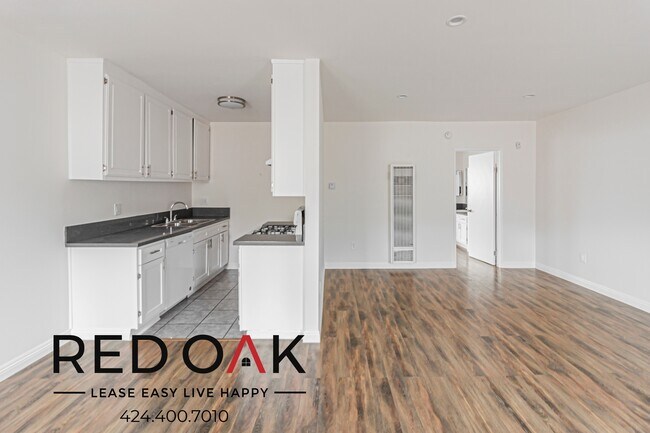 Foto del edificio - ~$750 OFF~ Spacious Two Bedroom with Hardw...