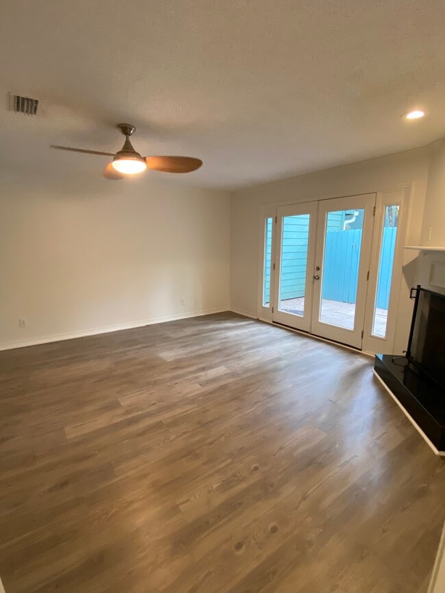 Building Photo - 49 Summer Oaks Dr