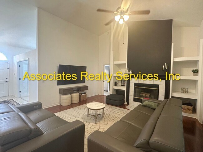 Building Photo - Beautiful 4 Bedroom/3 Bathroom in BROADMOOR!
