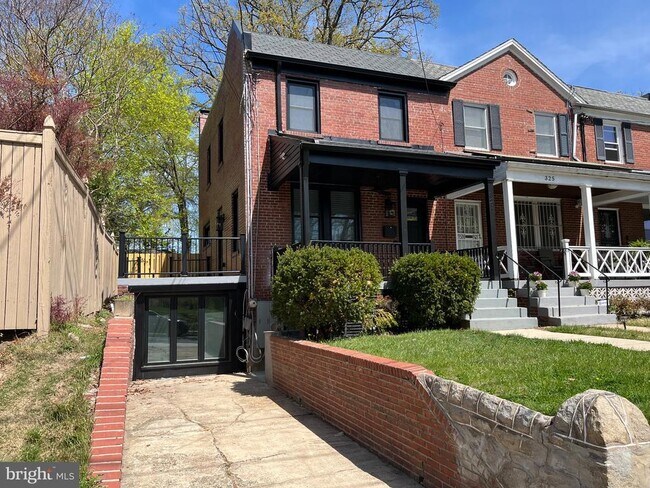 Foto del edificio - 327 Whittier St NW