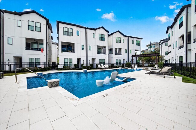 Building Photo - 2812 Grand Fountains Dr