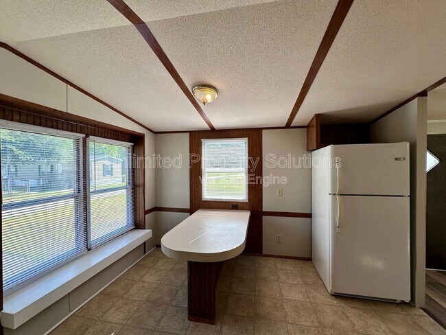 Building Photo - 9499 Wendi Dr NE
