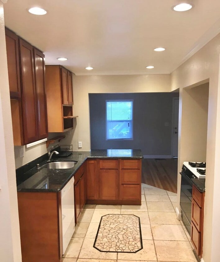 Primary Photo - Beautiful 2 Bed 1 Bath House w/ 1-Car Gara...