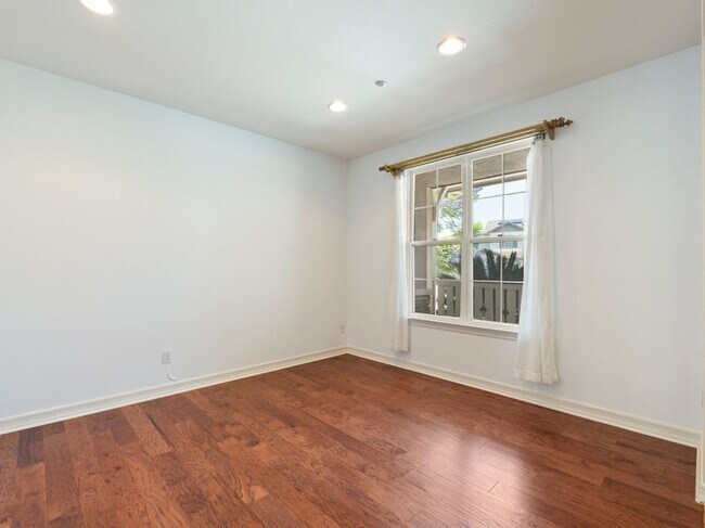 Foto del edificio - 5250 Coleridge Ct