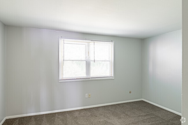1BR, 1BA - 850SF - Bedroom - West Summerset Apartments
