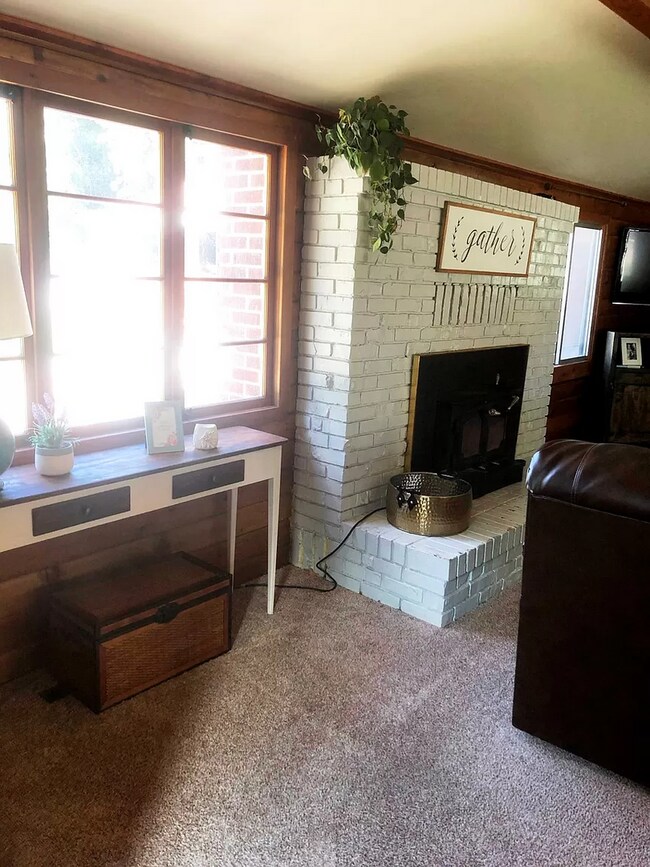 Building Photo - Perfectly located pet friendly house