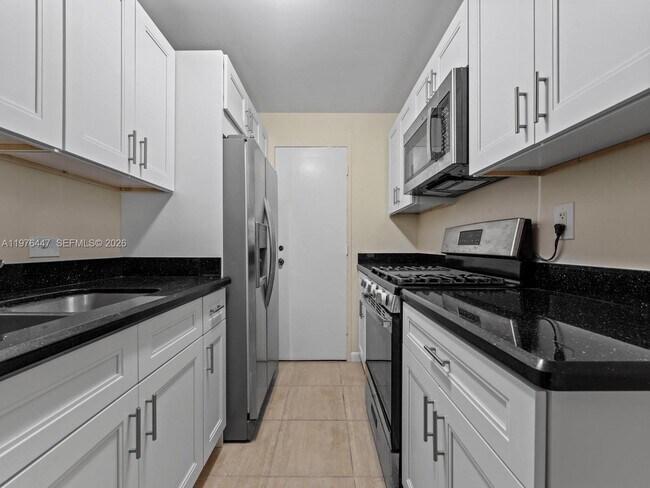 Foto del edificio - 6900 N Kendall Dr