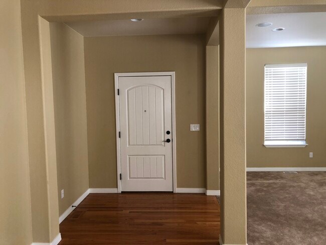 Building Photo - 8472 Roaring Fork Dr