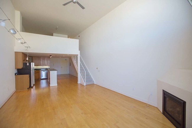 Foto del edificio - Spacious Bi-Level Loft with Balcony in SOMA