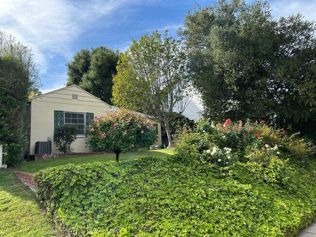 Foto del edificio - Rare Nostalgic Vintage 2Bedroom Home