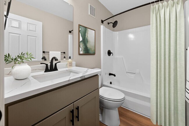 Mejora tu estilo de vida en Eagle Rock Apartments en Hudson. Este moderno baño cuenta con acabados elegantes y un amplio espacio, perfecto para relajarte. Disfruta de comodidades prácticas y una comunidad vibrante. ¡Agenda tu visita hoy! - Eagle Rock Apartments at Hudson