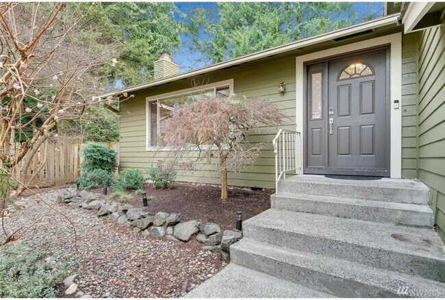 Building Photo - Kirkland Location, Charming 3 Bedroom - 1....