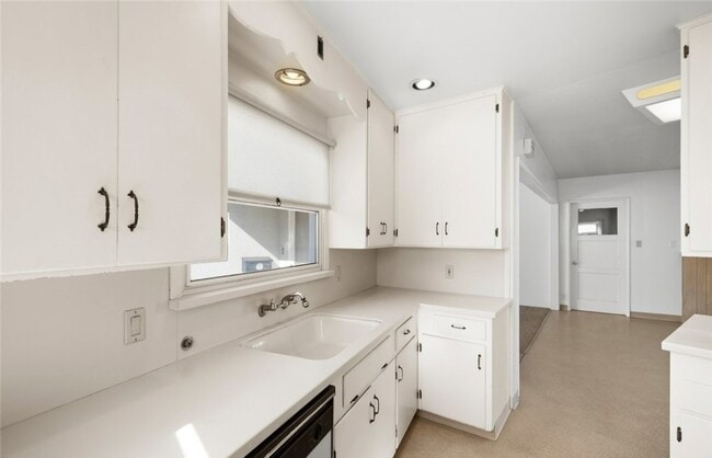 Building Photo - 1304 Sydney St